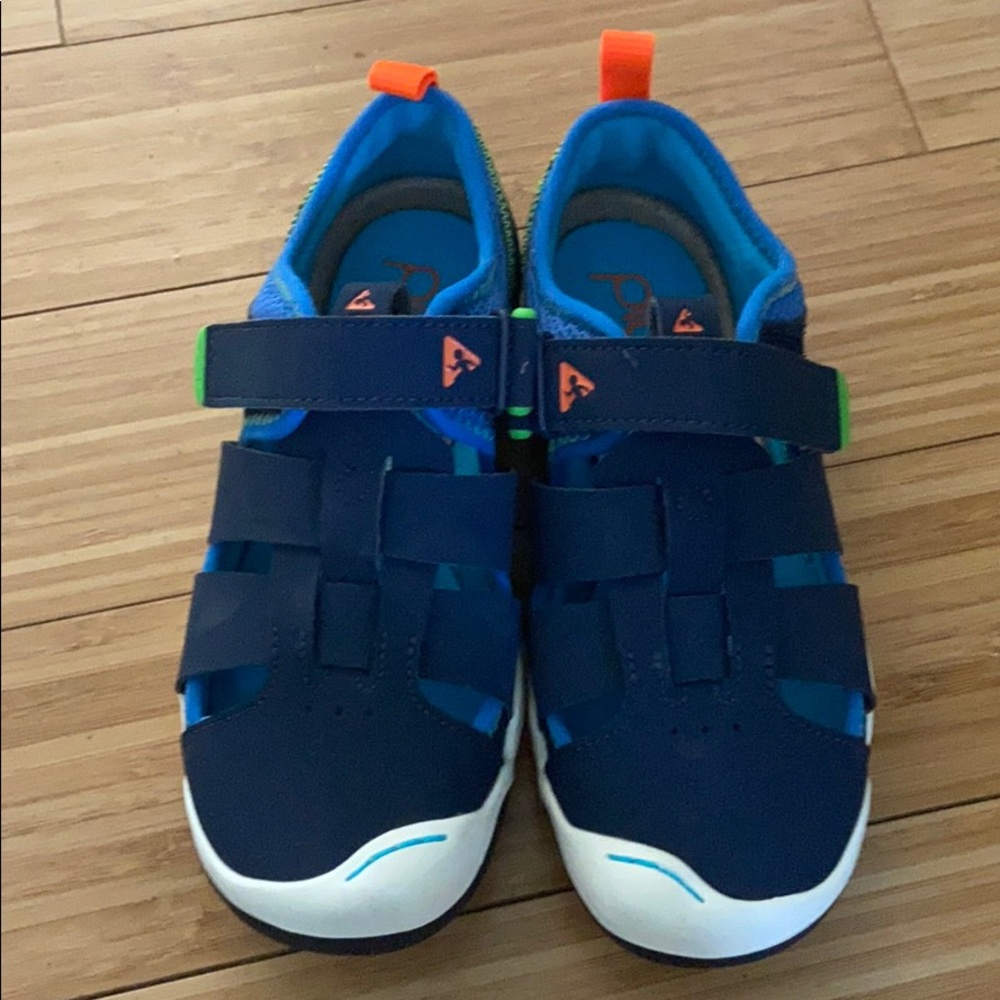 Plae sandals